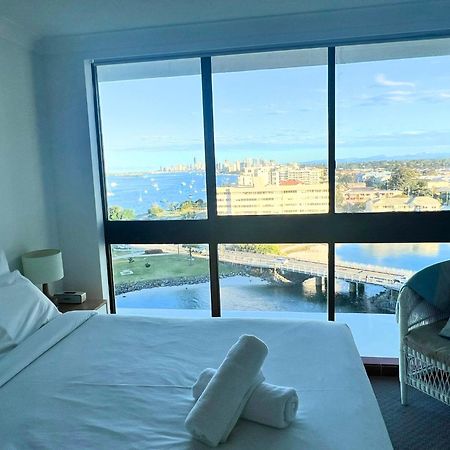Broadwater Shores Waterfront Apartments 골드코스트 외부 사진
