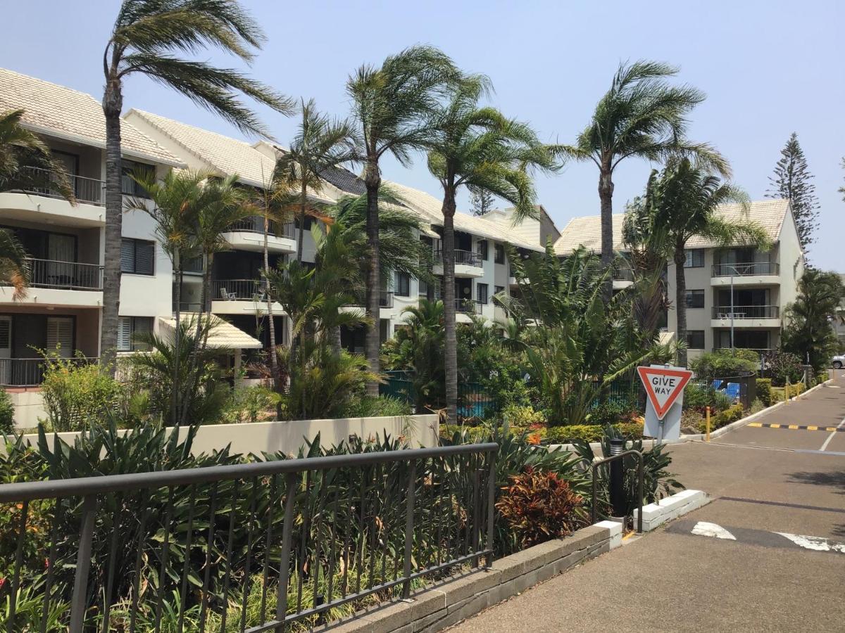 Broadwater Shores Waterfront Apartments 골드코스트 외부 사진