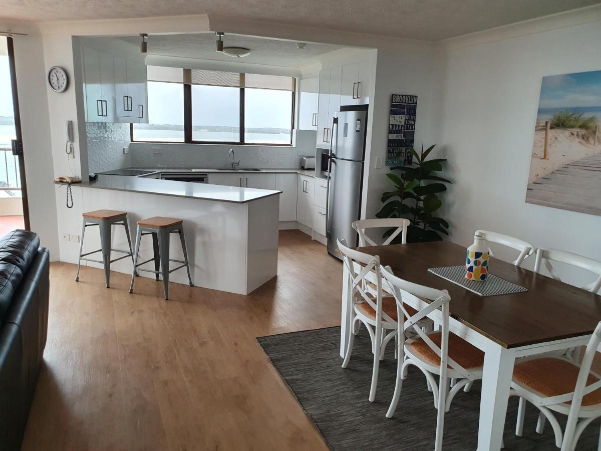 Broadwater Shores Waterfront Apartments 골드코스트 외부 사진