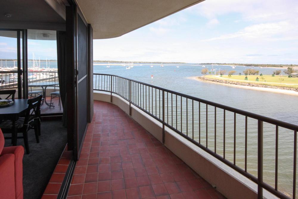 Broadwater Shores Waterfront Apartments 골드코스트 외부 사진