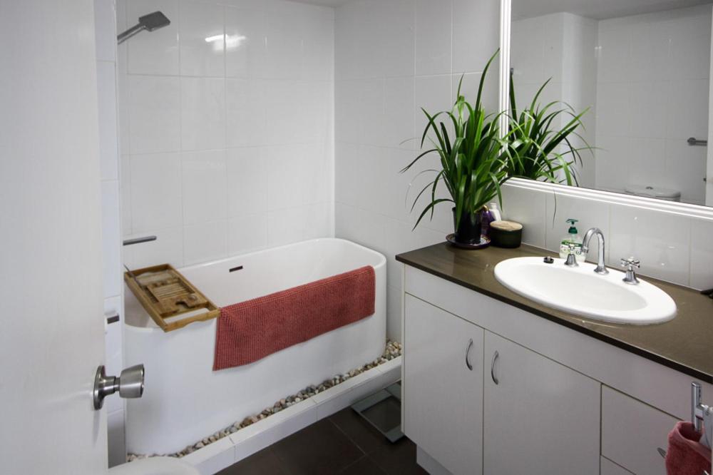Broadwater Shores Waterfront Apartments 골드코스트 외부 사진