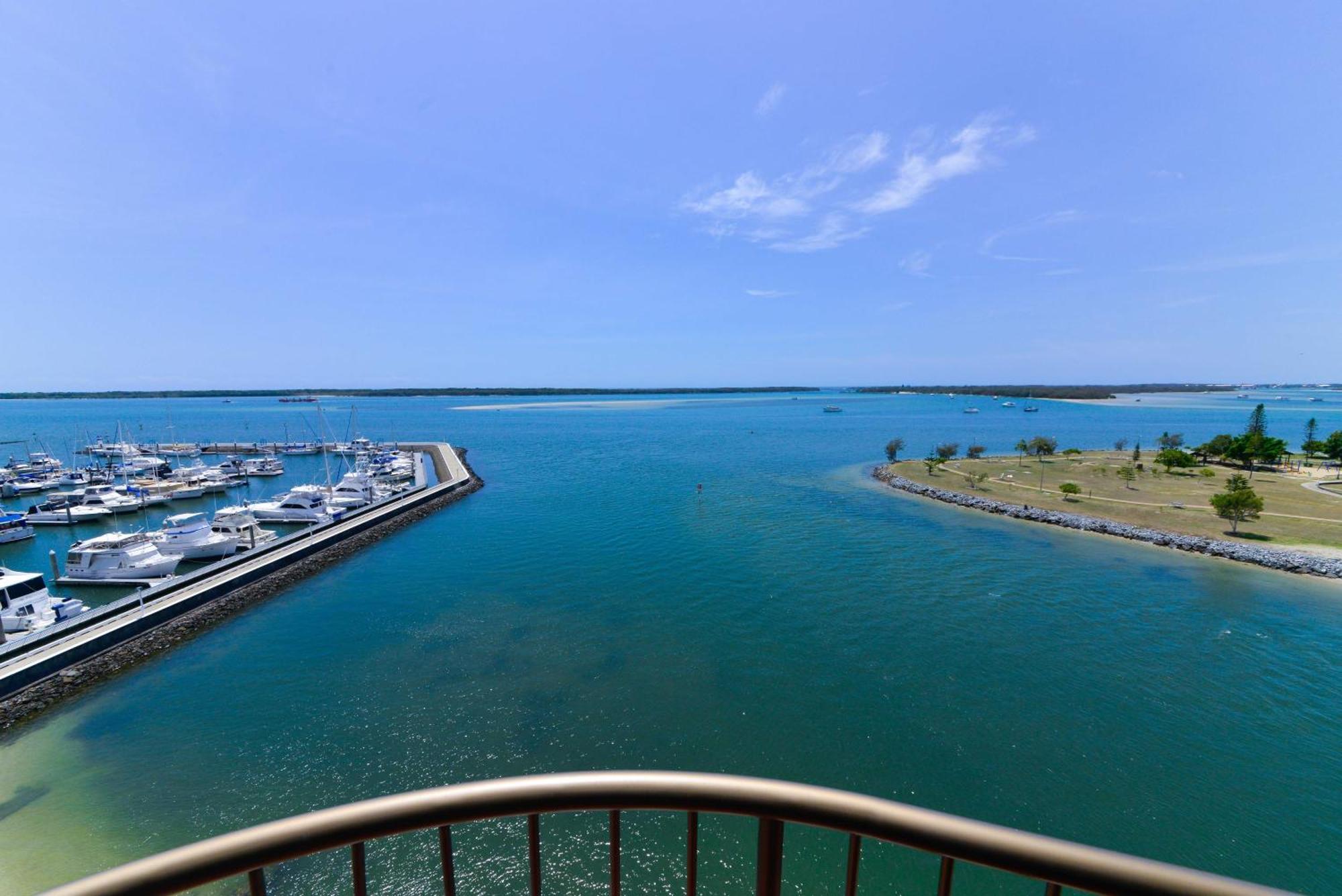 Broadwater Shores Waterfront Apartments 골드코스트 외부 사진