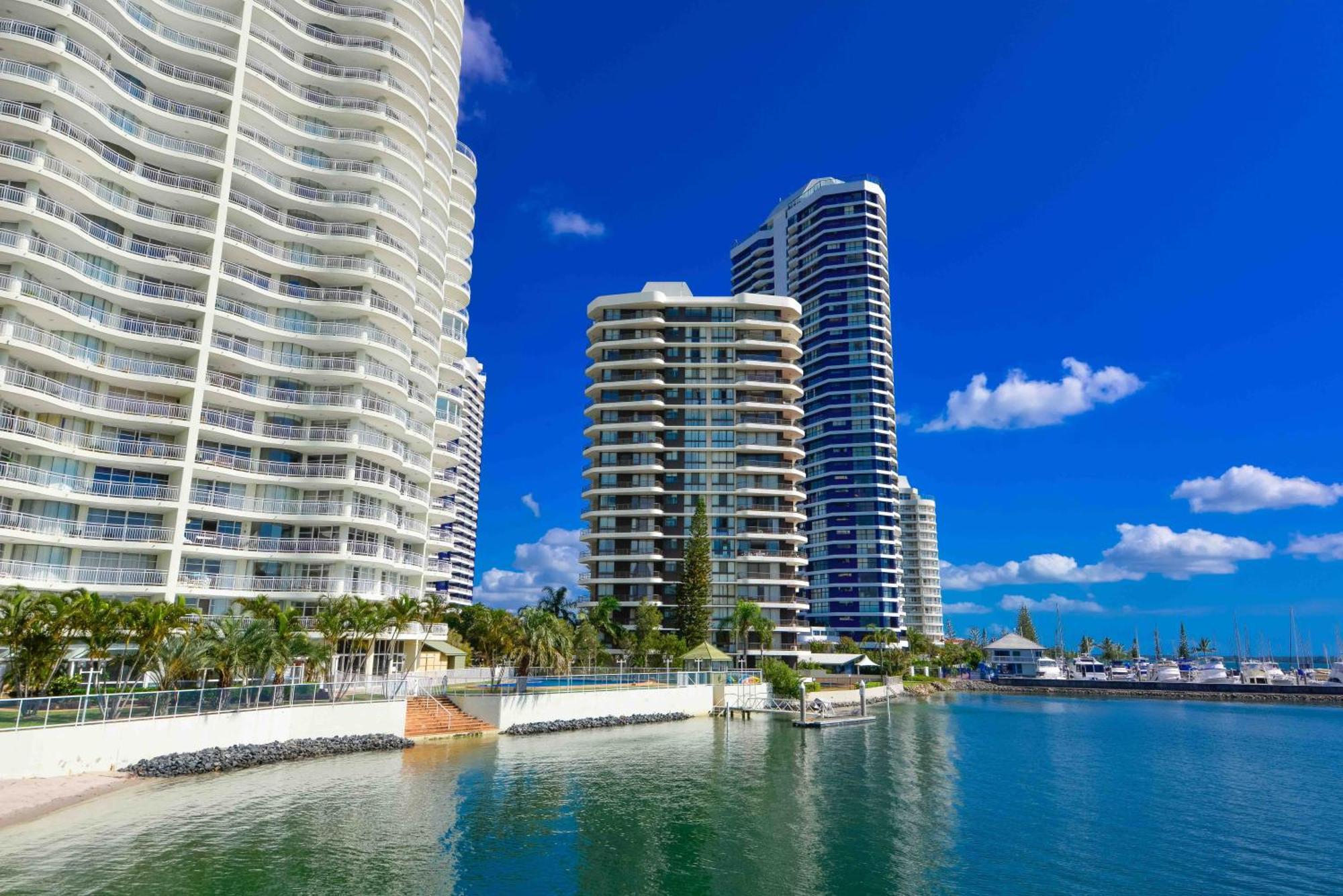 Broadwater Shores Waterfront Apartments 골드코스트 외부 사진