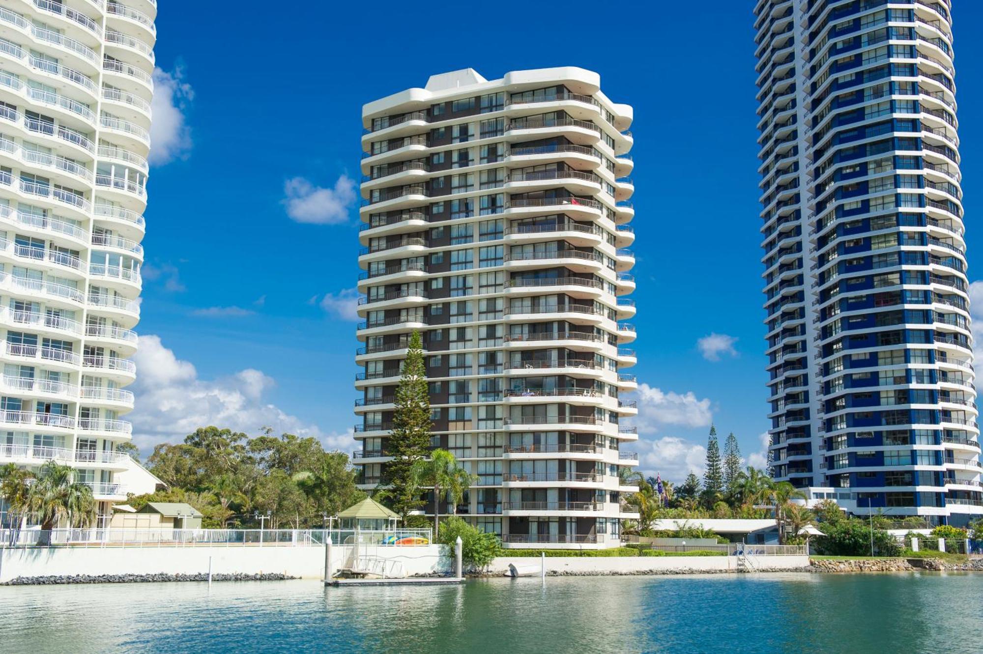 Broadwater Shores Waterfront Apartments 골드코스트 외부 사진