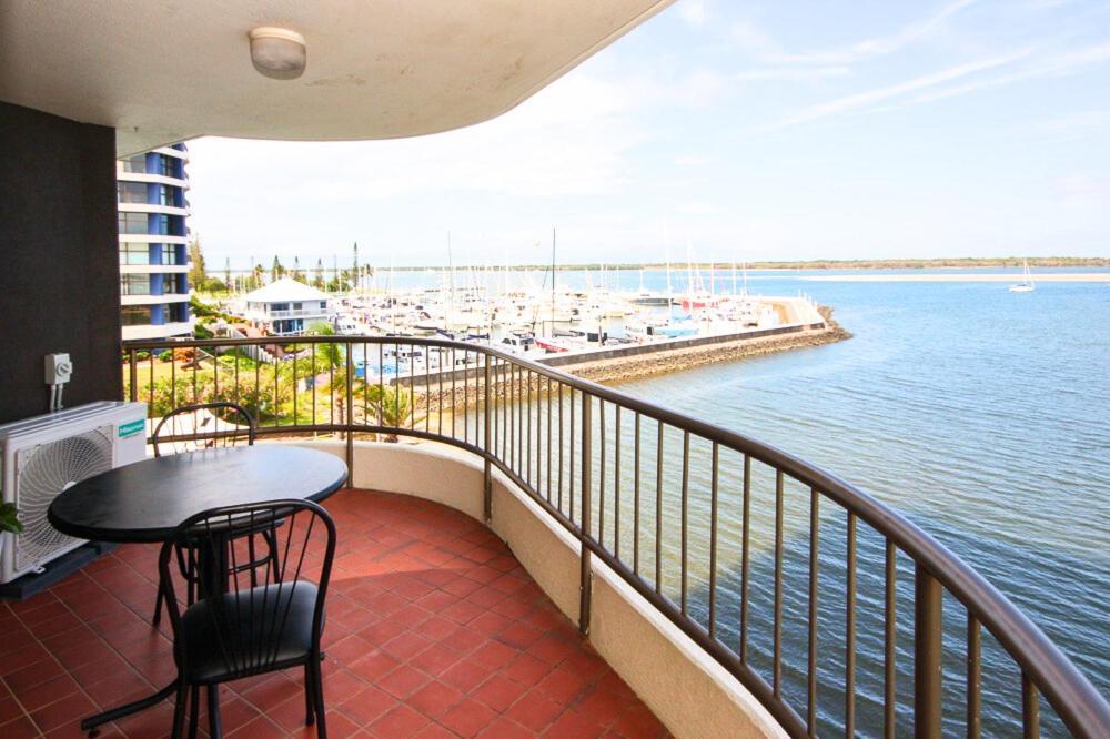 Broadwater Shores Waterfront Apartments 골드코스트 외부 사진