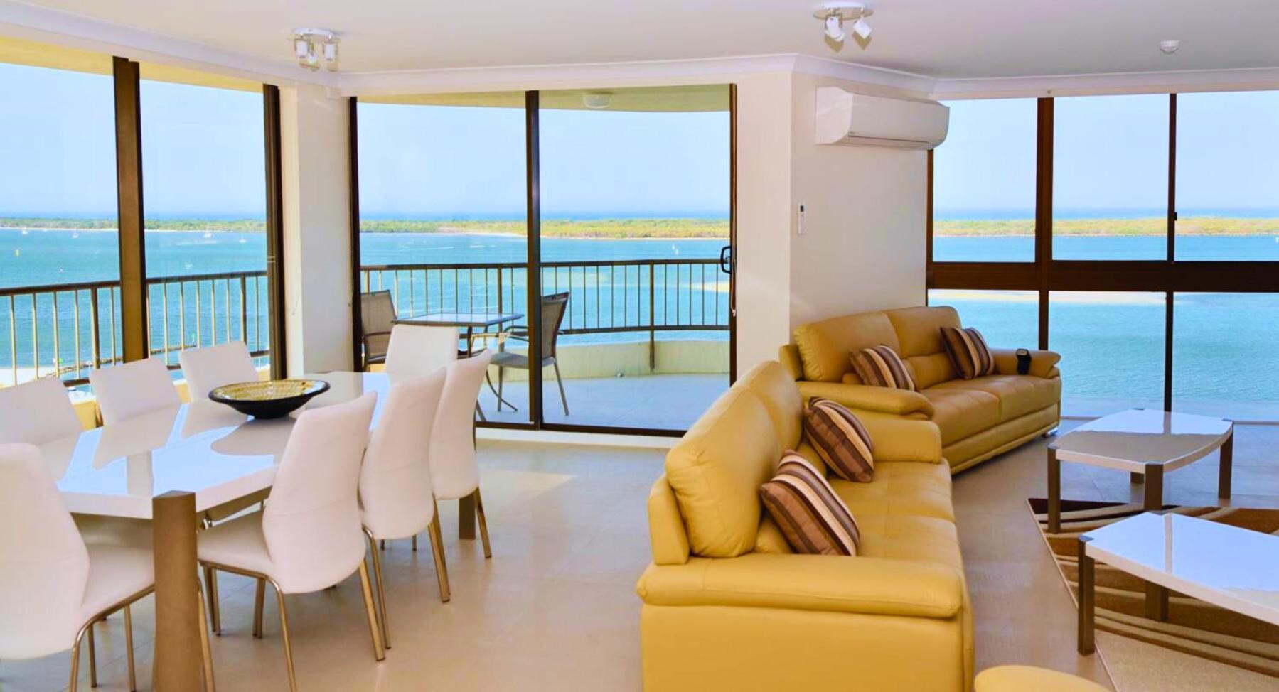 Broadwater Shores Waterfront Apartments 골드코스트 외부 사진