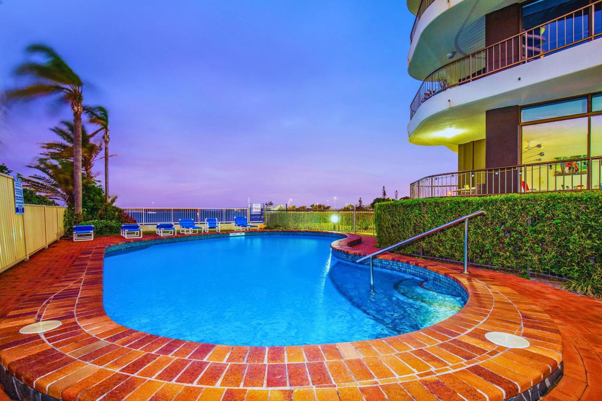 Broadwater Shores Waterfront Apartments 골드코스트 외부 사진