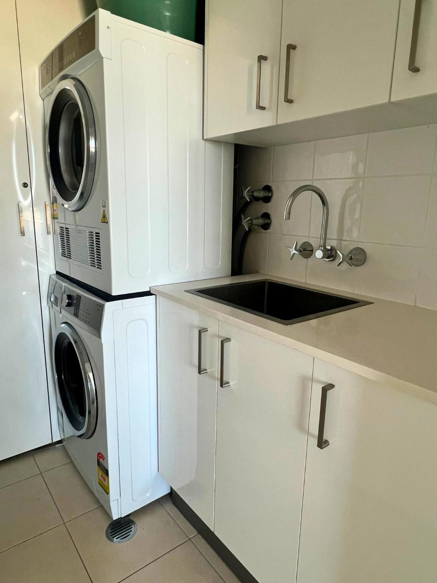 Broadwater Shores Waterfront Apartments 골드코스트 외부 사진