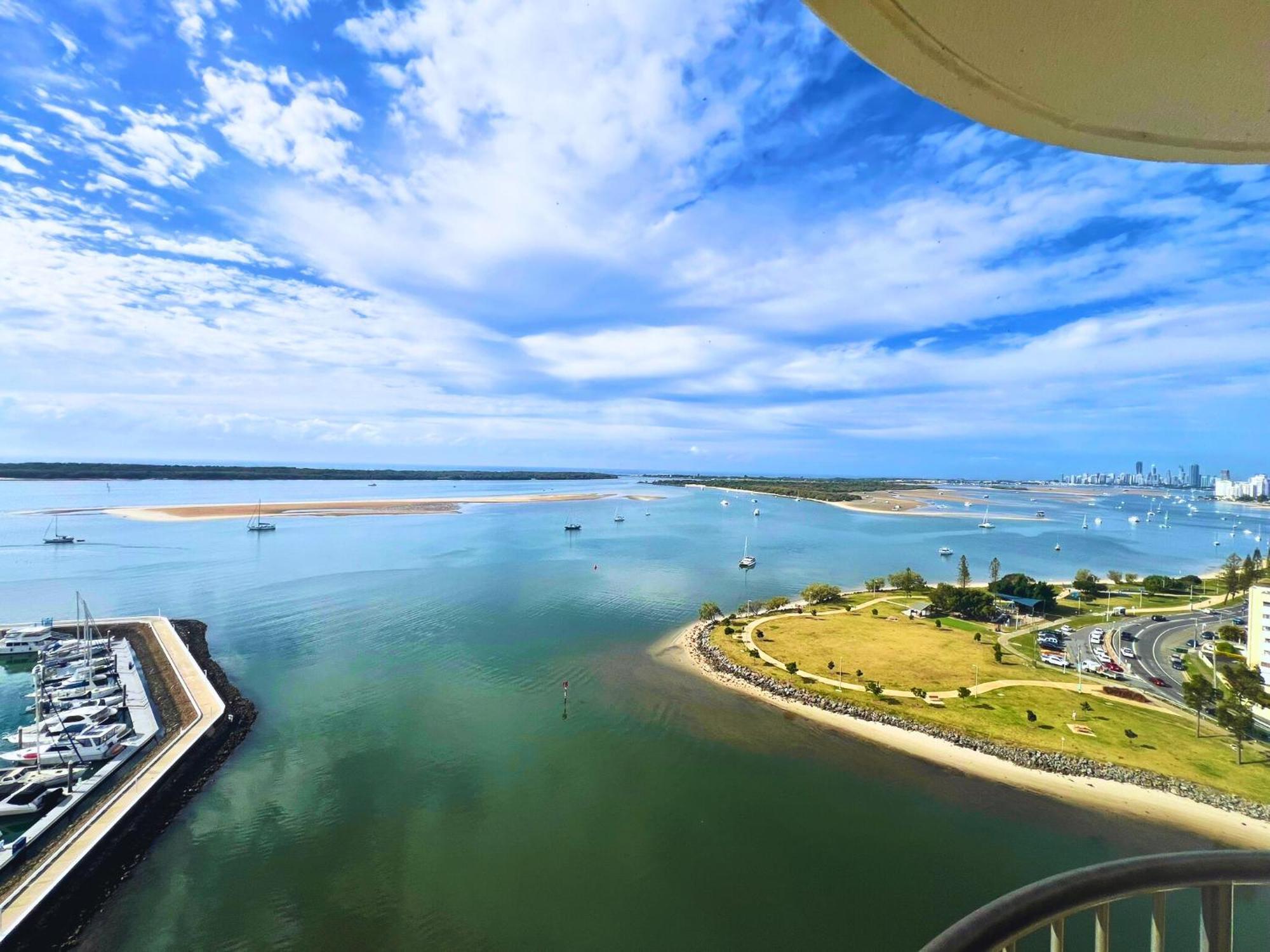Broadwater Shores Waterfront Apartments 골드코스트 외부 사진