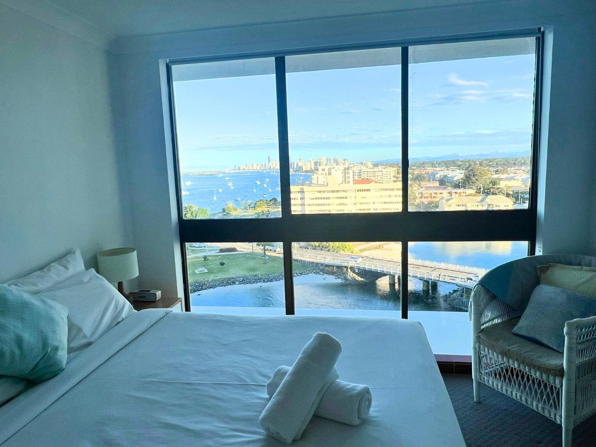 Broadwater Shores Waterfront Apartments 골드코스트 외부 사진