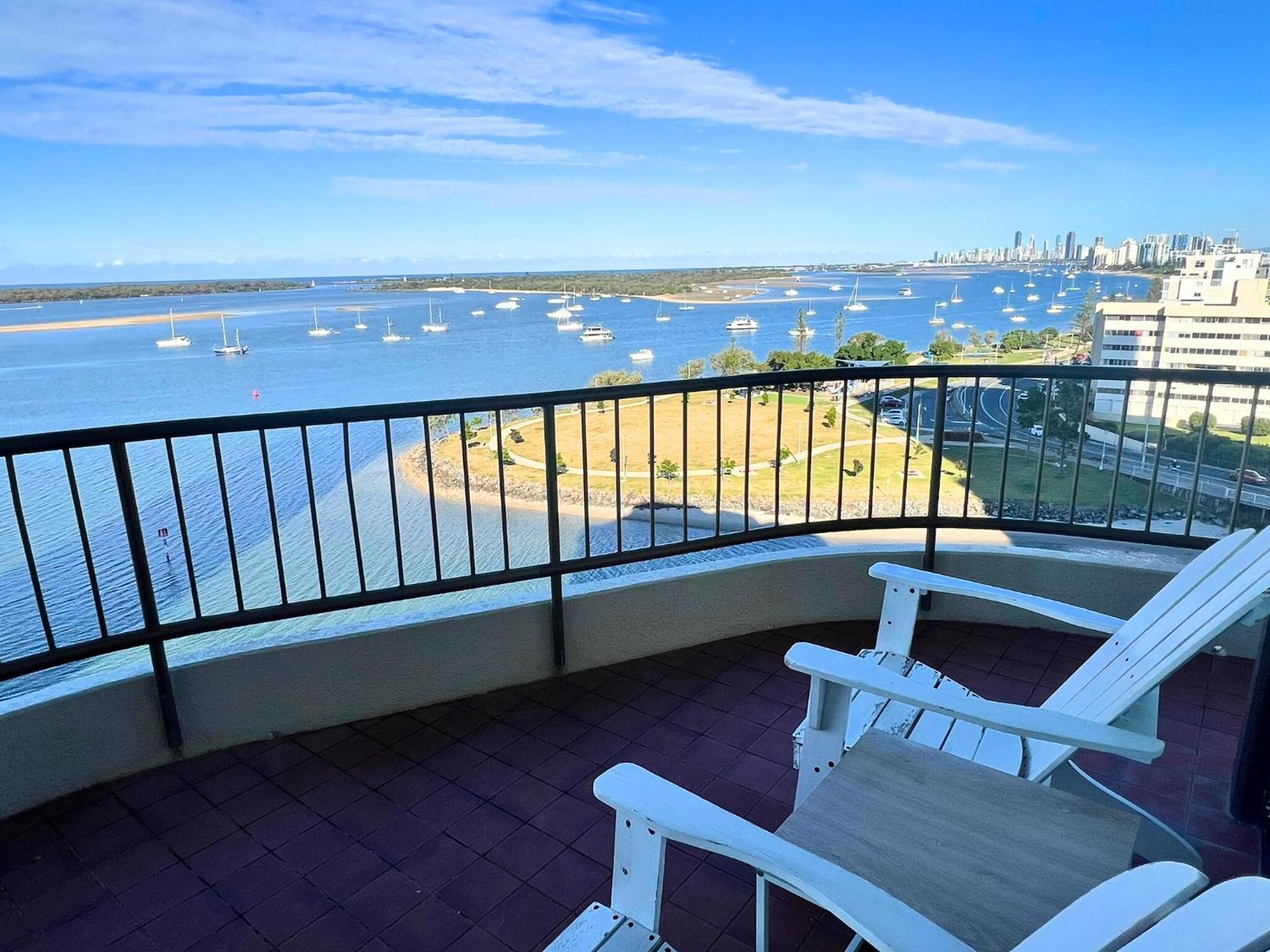 Broadwater Shores Waterfront Apartments 골드코스트 외부 사진
