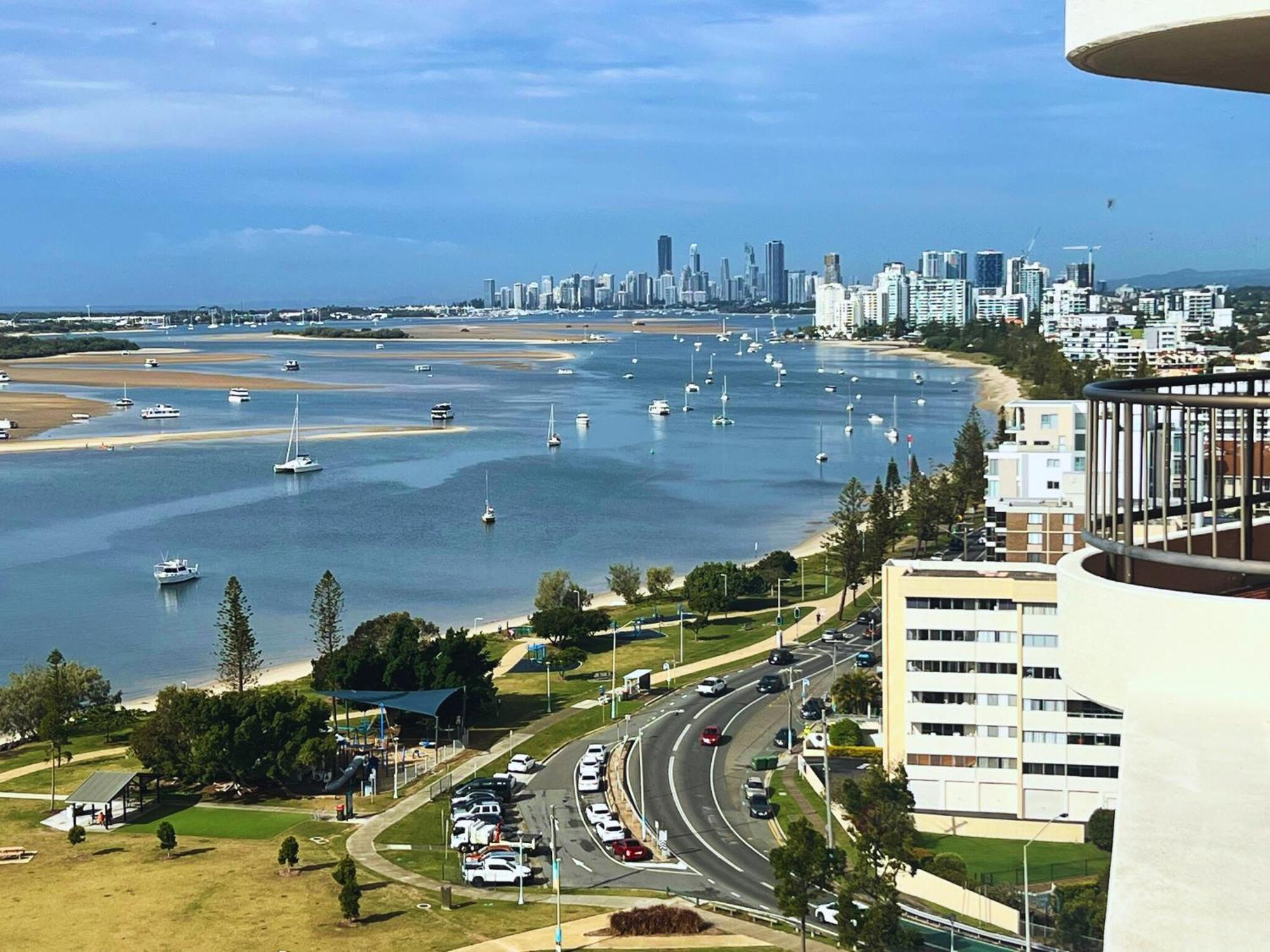 Broadwater Shores Waterfront Apartments 골드코스트 외부 사진