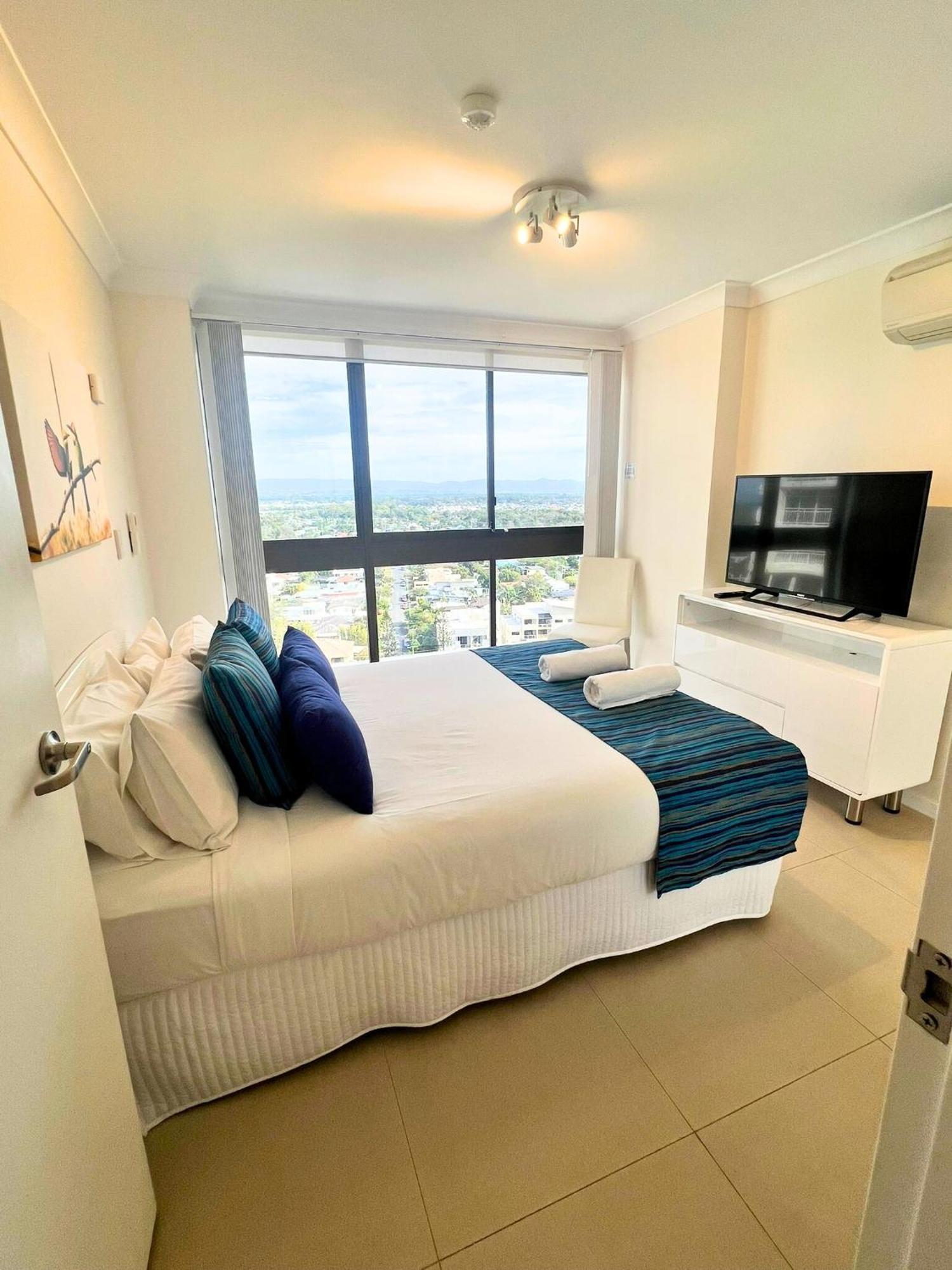 Broadwater Shores Waterfront Apartments 골드코스트 외부 사진
