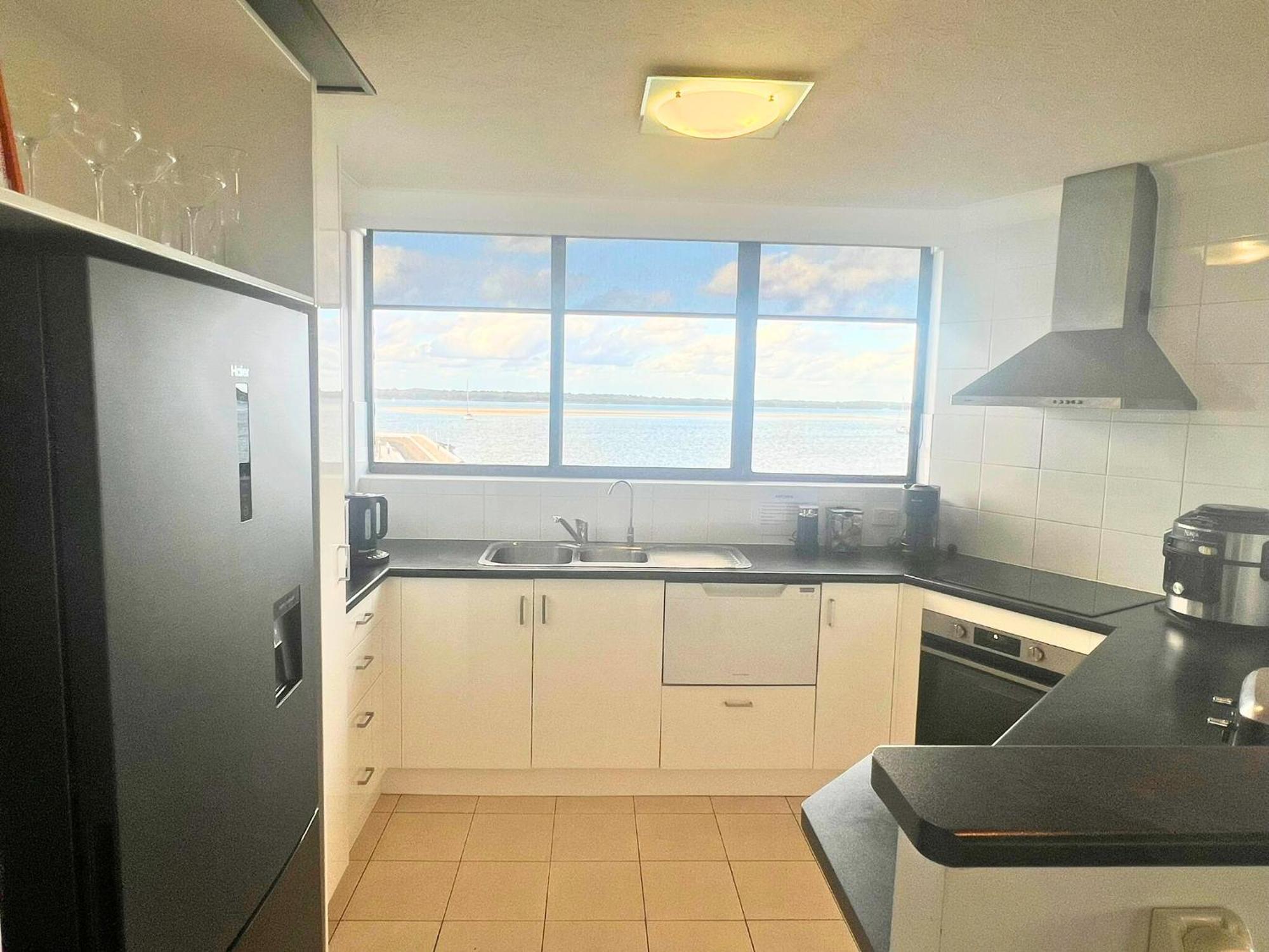 Broadwater Shores Waterfront Apartments 골드코스트 외부 사진