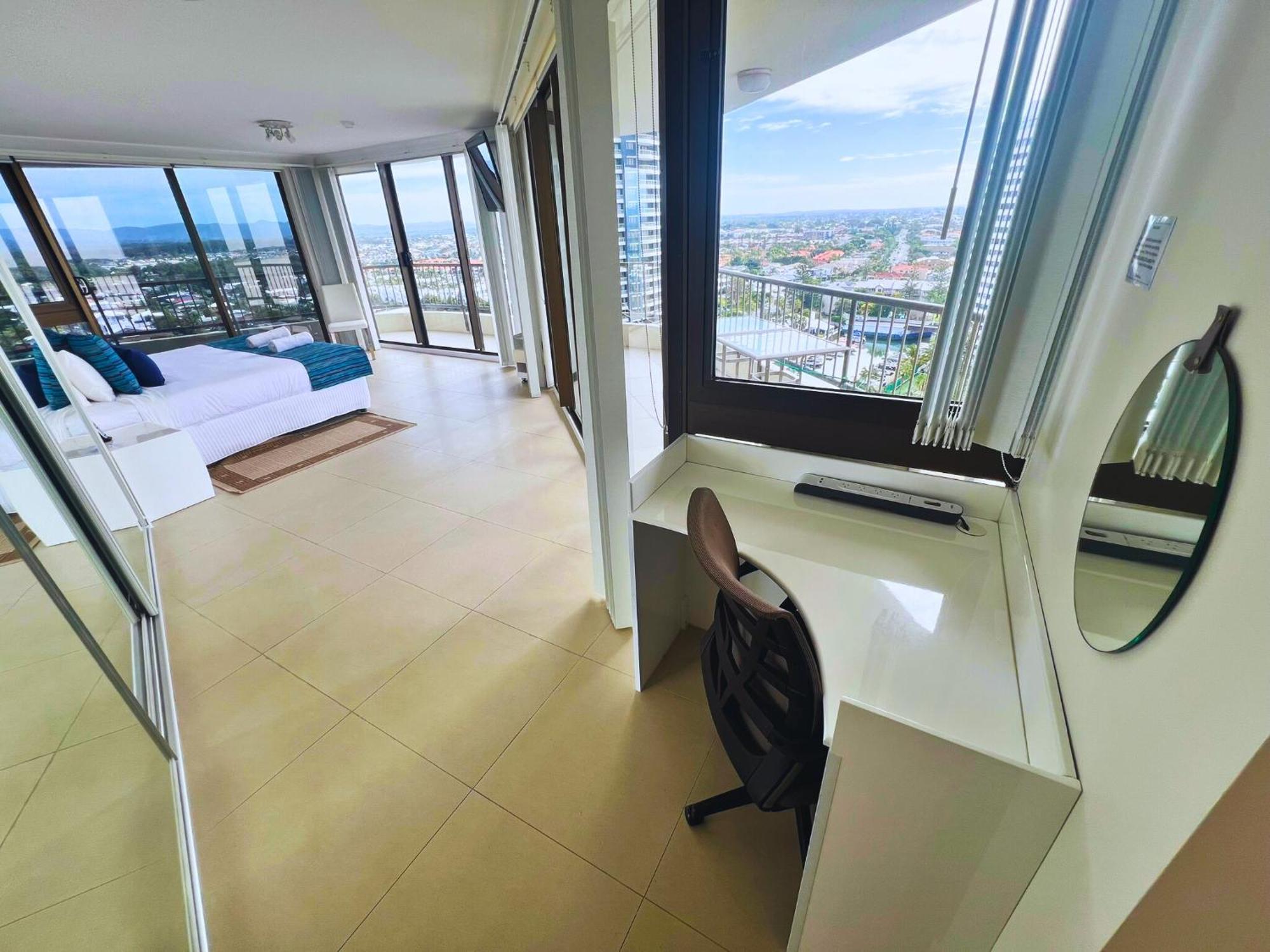 Broadwater Shores Waterfront Apartments 골드코스트 외부 사진