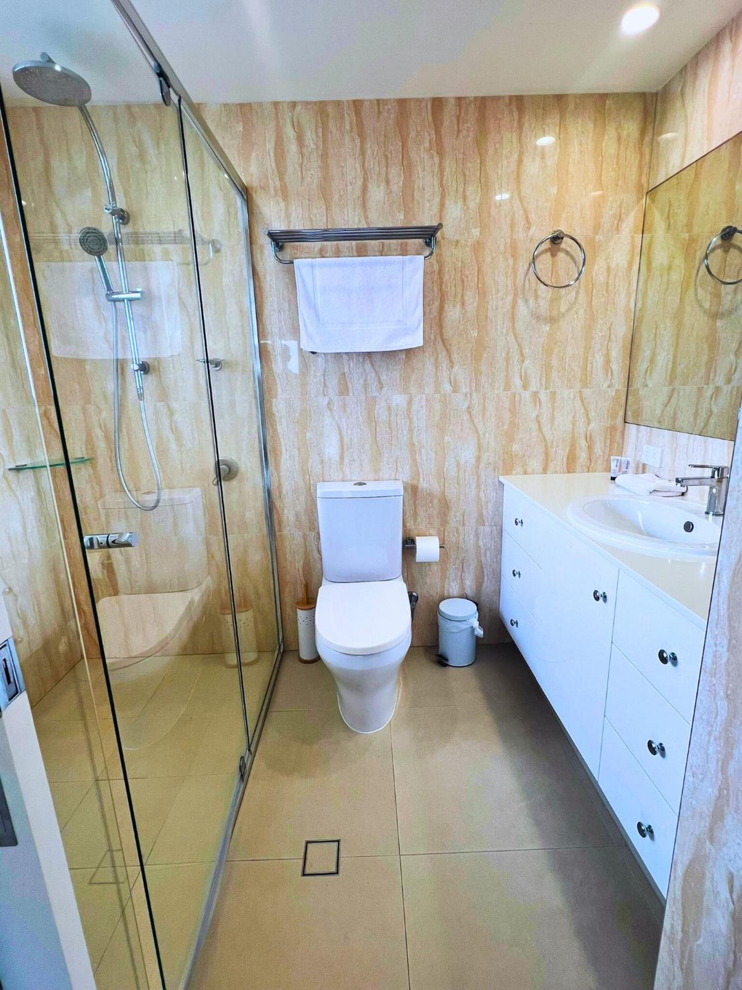 Broadwater Shores Waterfront Apartments 골드코스트 외부 사진