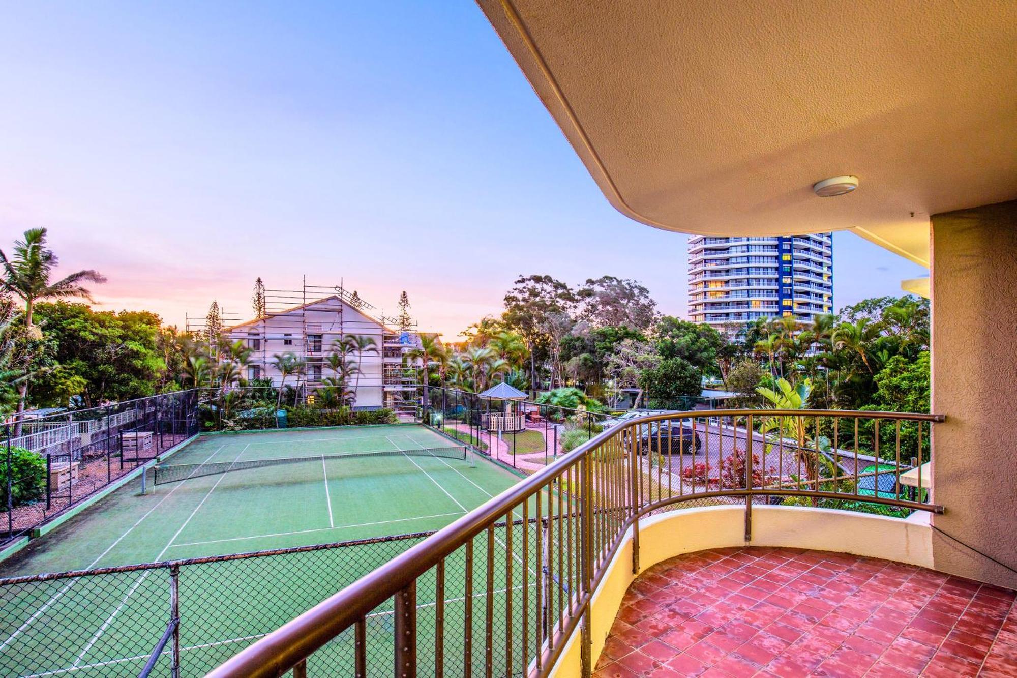 Broadwater Shores Waterfront Apartments 골드코스트 외부 사진