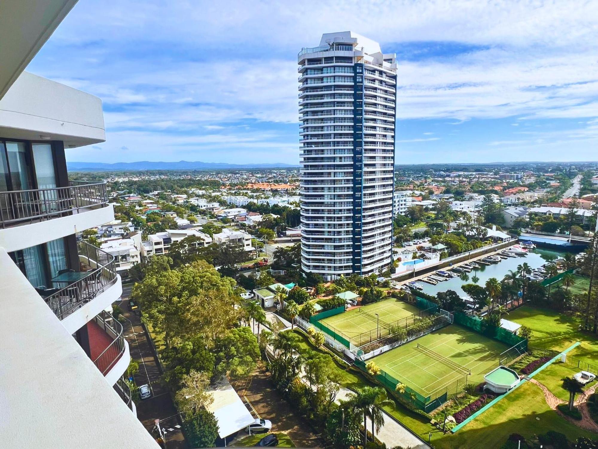 Broadwater Shores Waterfront Apartments 골드코스트 외부 사진