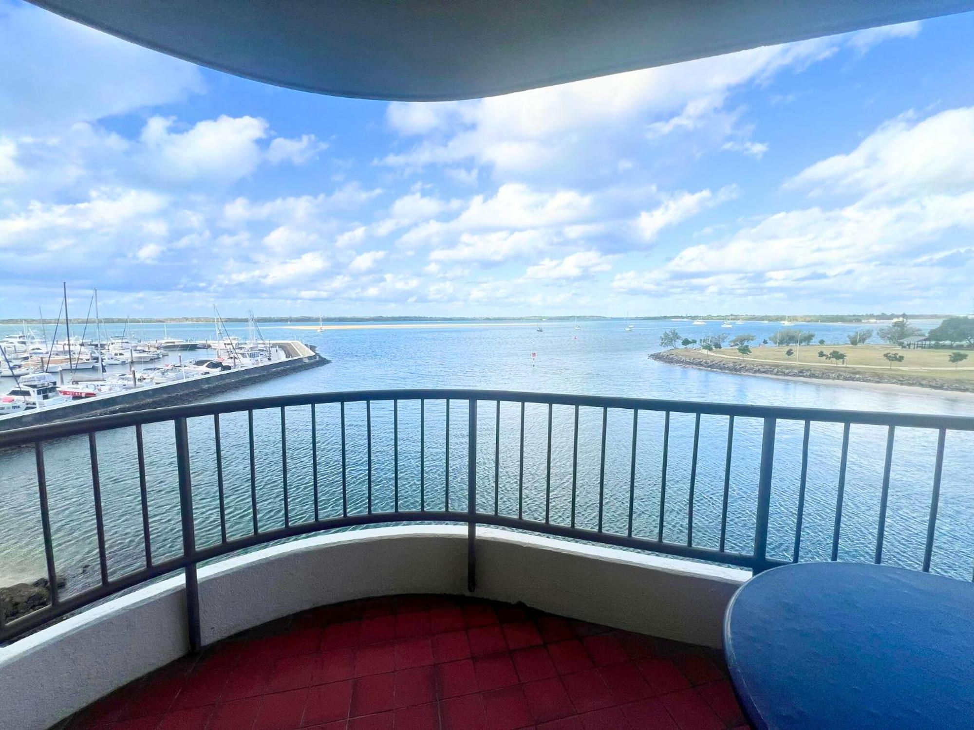 Broadwater Shores Waterfront Apartments 골드코스트 외부 사진