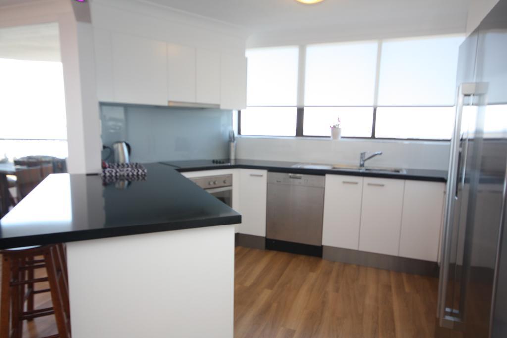 Broadwater Shores Waterfront Apartments 골드코스트 외부 사진