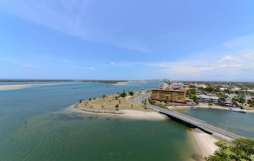 Broadwater Shores Waterfront Apartments 골드코스트 외부 사진