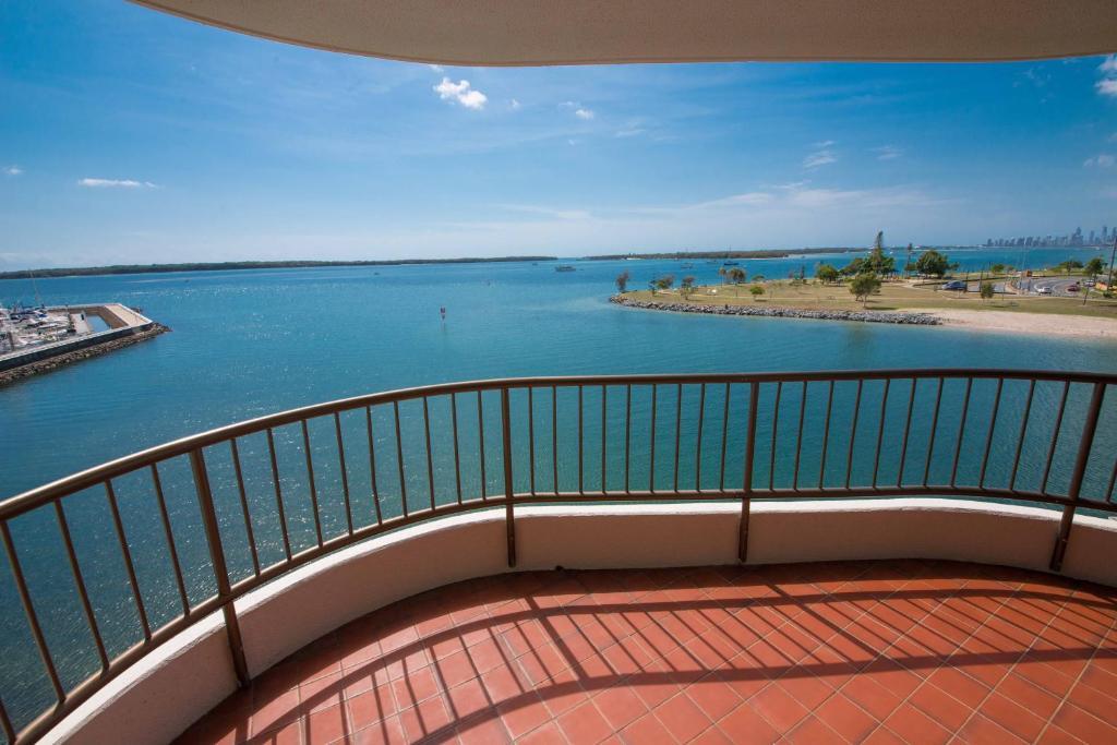 Broadwater Shores Waterfront Apartments 골드코스트 외부 사진