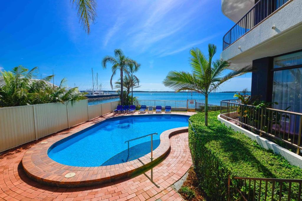 Broadwater Shores Waterfront Apartments 골드코스트 외부 사진