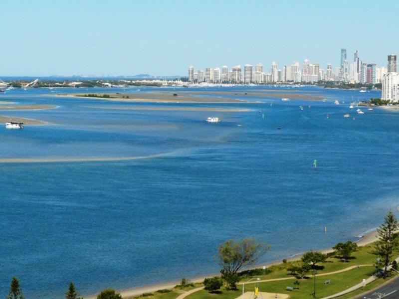 Broadwater Shores Waterfront Apartments 골드코스트 외부 사진