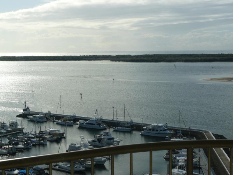 Broadwater Shores Waterfront Apartments 골드코스트 외부 사진
