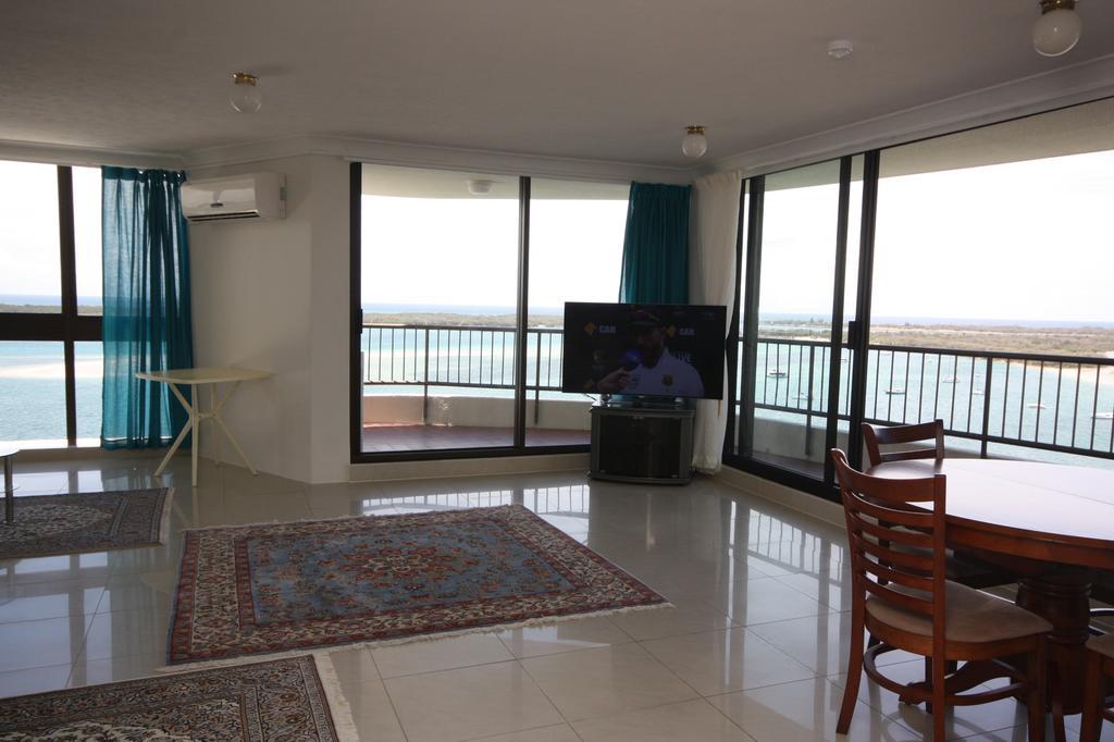 Broadwater Shores Waterfront Apartments 골드코스트 외부 사진
