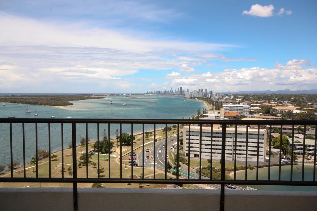 Broadwater Shores Waterfront Apartments 골드코스트 외부 사진