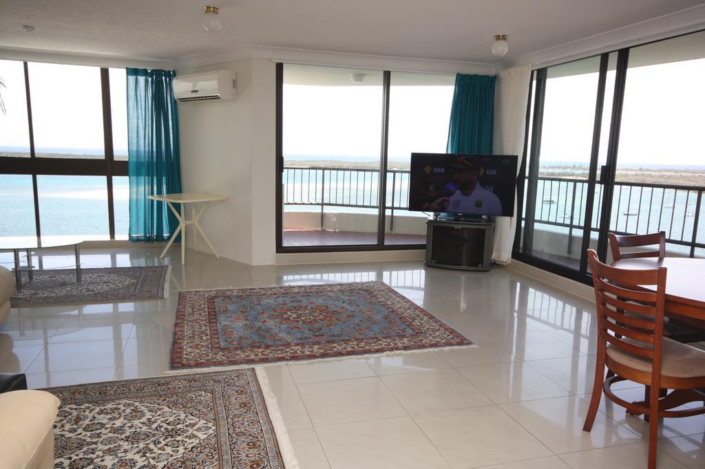 Broadwater Shores Waterfront Apartments 골드코스트 외부 사진