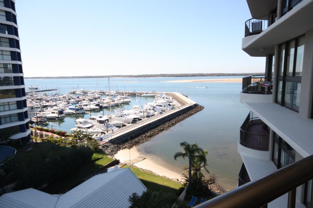 Broadwater Shores Waterfront Apartments 골드코스트 외부 사진
