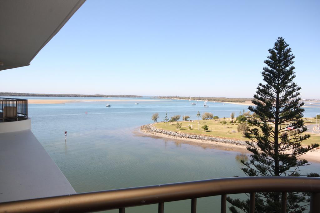 Broadwater Shores Waterfront Apartments 골드코스트 외부 사진