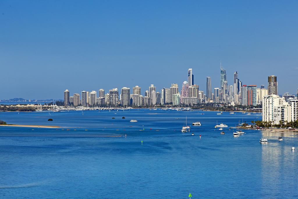 Broadwater Shores Waterfront Apartments 골드코스트 외부 사진