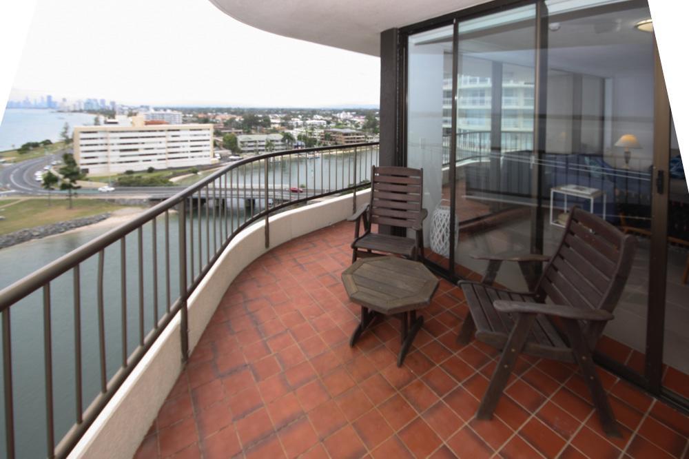 Broadwater Shores Waterfront Apartments 골드코스트 외부 사진