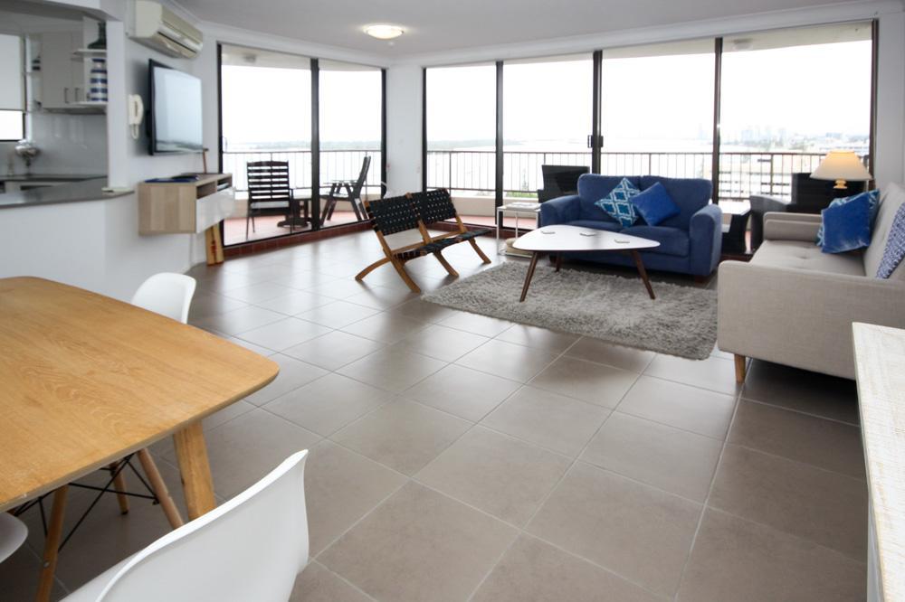 Broadwater Shores Waterfront Apartments 골드코스트 외부 사진