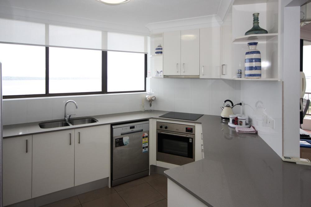 Broadwater Shores Waterfront Apartments 골드코스트 외부 사진