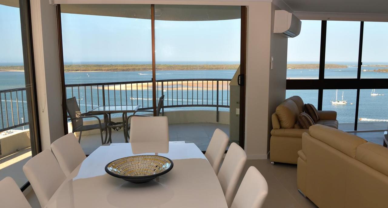 Broadwater Shores Waterfront Apartments 골드코스트 외부 사진
