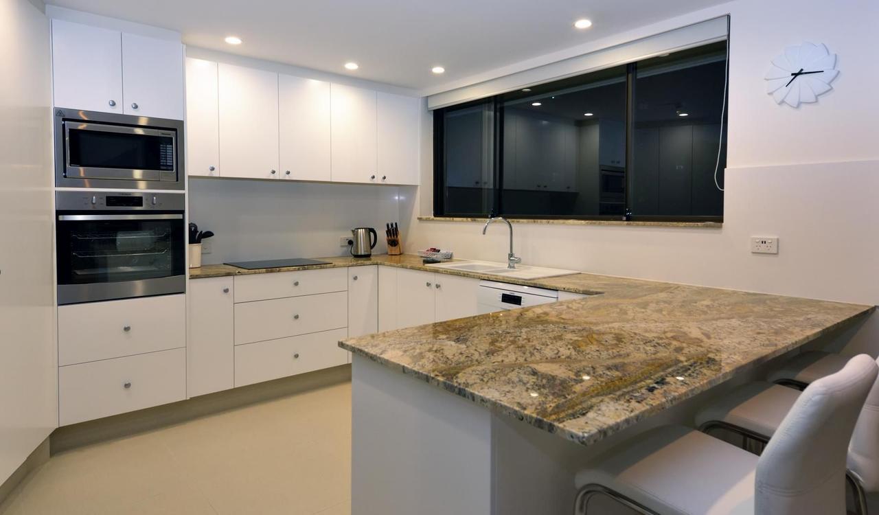 Broadwater Shores Waterfront Apartments 골드코스트 외부 사진