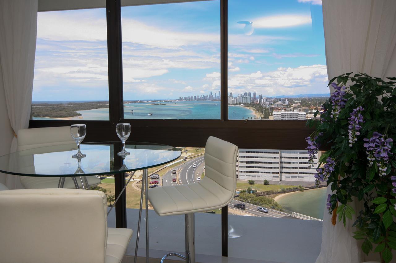Broadwater Shores Waterfront Apartments 골드코스트 외부 사진