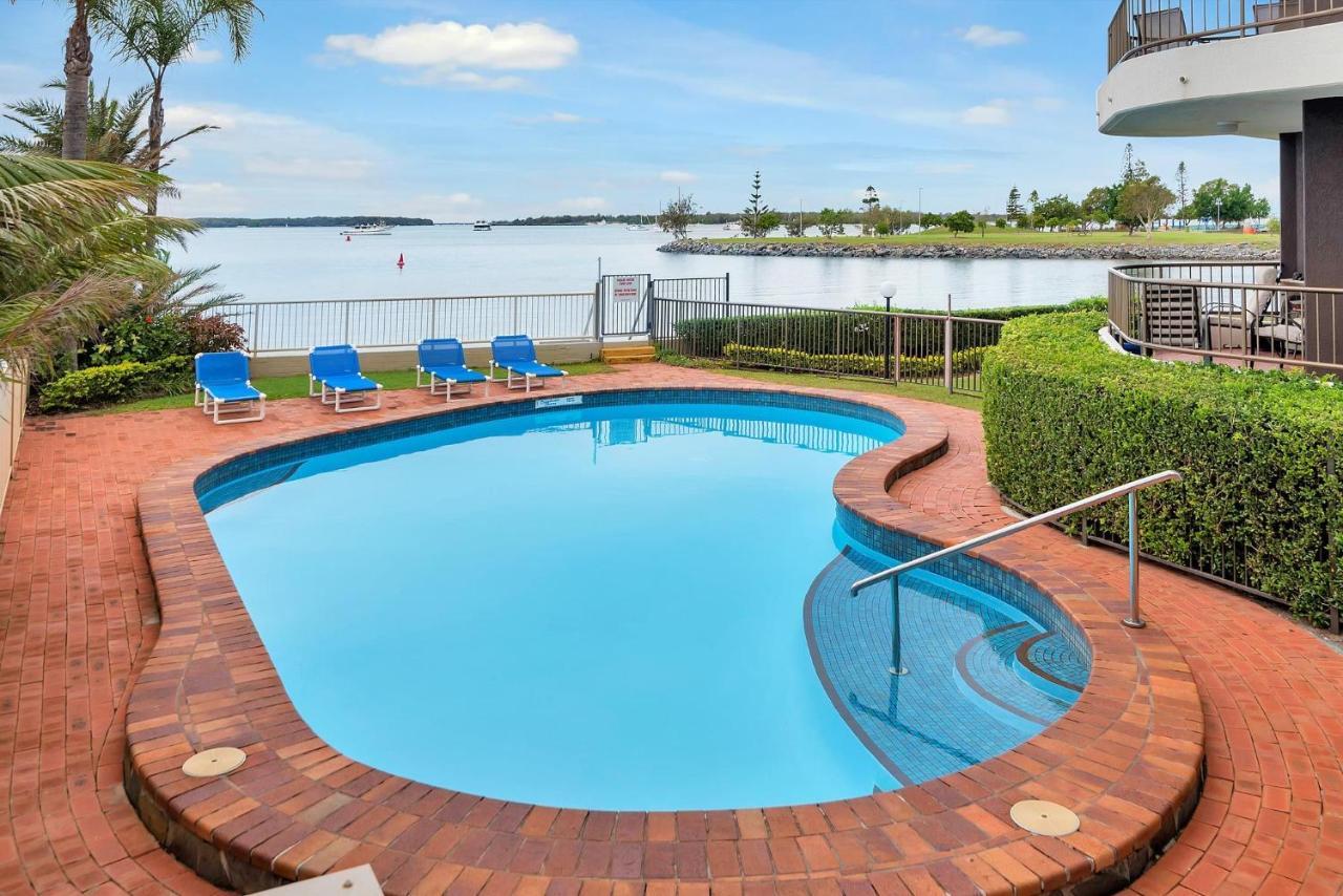 Broadwater Shores Waterfront Apartments 골드코스트 외부 사진